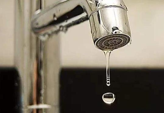 整棟樓就我家沒水？家里停水有哪幾種原因？