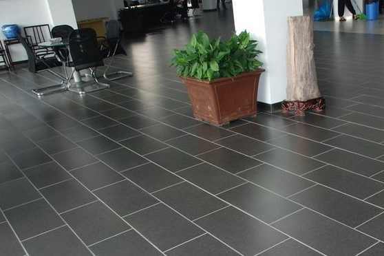 地暖上面鋪什么好？是選擇地板呢？還是瓷磚呢？